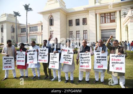 Patna, India. 29 novembre 2024. PATNA, INDIA - NOVEMBRE 29: I legislatori del CPI-ML manifestano durante la sessione invernale al di fuori dell'Assemblea del Bihar il 29 novembre 2024 a Patna, India. (Foto di Santosh Kumar/Hindustan Times/Sipa USA) credito: SIPA USA/Alamy Live News Foto Stock