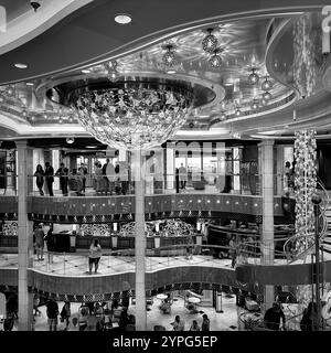 Immagine in bianco e nero dell'atrio di Piazza sulla nave da crociera Regal Princess Foto Stock