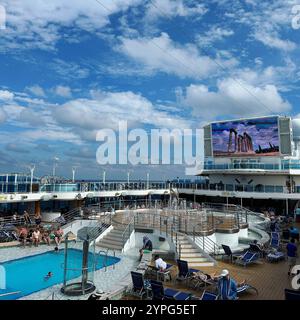 Terrazza con piscina della crociera Regal Princess shi, navigando nel Golfo del Messico, Nord America Foto Stock