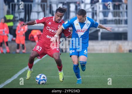 Mehdi Dorval della SSC Bari ha contrastato con Fabrizio Paghera del Brescia calcio FC durante la partita di campionato italiano di serie B tra Brescia calcio e SSC Bari allo stadio Mario Rigamonti il 30 novembre 2024, Brixia, Italia. Crediti: Independent Photo Agency Srl/Alamy Live News Foto Stock