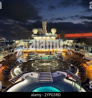 Alba vista dalla nave da crociera Regal Princess dopo una crociera nei Caraibi occidentali, con ritorno al porto di Galveston, Texas, Stati Uniti Foto Stock