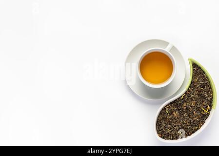 Fotografia a vuoto di tè verde con petali di rosa, fiori di gelsomino, fette di fragola e mango, petali secchi; sana bevanda naturale, indiana, tè con lui Foto Stock