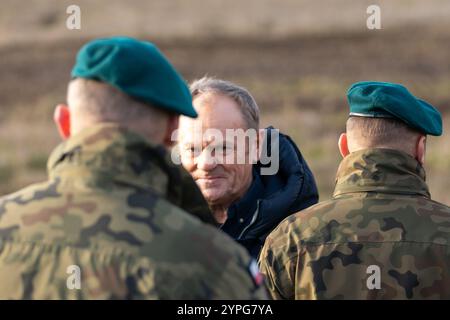 Il primo ministro polacco Donald Tusk parla con i soldati. Il primo ministro polacco Donald Tusk ha visitato la prima sezione completata dello "Scudo orientale" (polacco Tarcza Wschod), un'iniziativa di difesa nazionale lanciata per rafforzare i confini orientali della Polonia con la Bielorussia e l'exclave russa di Kaliningrad. Questo programma segna uno dei maggiori investimenti nella sicurezza nazionale e nella difesa delle frontiere nella storia del dopoguerra della Polonia. Durante la visita, Tusk ha sottolineato il ruolo critico del progetto nel rafforzare il fianco orientale della NATO, descrivendolo come una componente vitale degli sforzi della Polonia per migliorare la regio Foto Stock