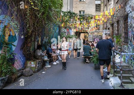 La gente cammina intorno al cortile di Hackesche Höfe, complesso residenziale e di architettura al dettaglio, Berlino, Germania Foto Stock