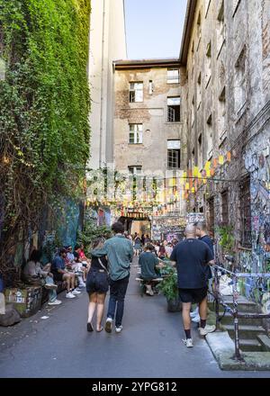 La gente cammina intorno al cortile di Hackesche Höfe, complesso residenziale e di architettura al dettaglio, Berlino, Germania Foto Stock