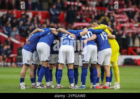 Nottingham, Regno Unito. 30 novembre 2024. Ipswich ha un huddle di gruppo durante la partita di Premier League Nottingham Forest vs Ipswich Town al City Ground, Nottingham, Regno Unito, 30 novembre 2024 (foto di Alfie Cosgrove/News Images) a Nottingham, Regno Unito il 30/11/2024. (Foto di Alfie Cosgrove/News Images/Sipa USA) credito: SIPA USA/Alamy Live News Foto Stock