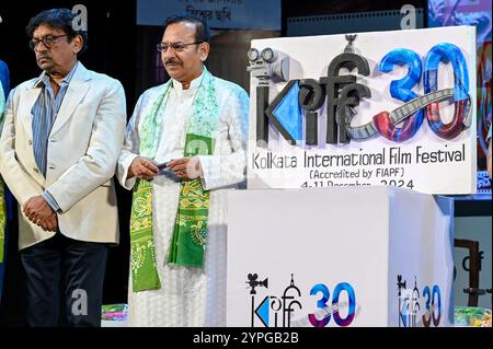 Kolkata, India. 29 novembre 2024. KOLKATA, INDIA - NOVEMBRE 29: (L-R) il regista indiano e presidente del KIFF Goutam Ghose e il ministro dello sport Aroop Biswas durante la presentazione del logo del 30° Kolkata International Film Festival (KIFF) il 29 novembre 2024 a Kolkata, India. (Foto di Samir Jana/Hindustan Times/Sipa USA) credito: SIPA USA/Alamy Live News Foto Stock