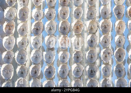 850 Improntas (850 marchi), forma d'arte sul quarto zoccolo di Trafalgar Square, Londra, Regno Unito. Calchi dei volti di 850 persone trans provenienti da tutto il mondo Foto Stock