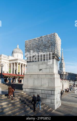 850 Improntas (850 marchi), forma d'arte sul quarto zoccolo di Trafalgar Square, Londra, Regno Unito. Calchi dei volti di 850 persone trans provenienti da tutto il mondo Foto Stock