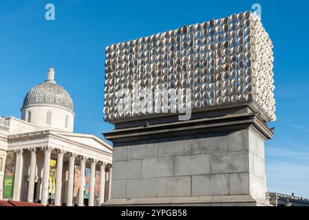 850 Improntas (850 marchi), forma d'arte sul quarto zoccolo di Trafalgar Square, Londra, Regno Unito. Calchi dei volti di 850 persone trans provenienti da tutto il mondo Foto Stock