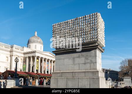 850 Improntas (850 marchi), forma d'arte sul quarto zoccolo di Trafalgar Square, Londra, Regno Unito. Calchi dei volti di 850 persone trans provenienti da tutto il mondo Foto Stock