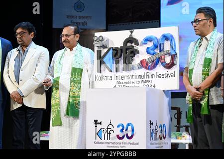 Kolkata, India. 29 novembre 2024. KOLKATA, INDIA - NOVEMBRE 29: (L-R) il regista indiano e presidente del KIFF Goutam Ghose, il ministro dello sport Aroop Biswas e il ministro dell'informazione e del turismo Indranil Sen durante la presentazione del logo del 30° Kolkata International Film Festival (KIFF) il 29 novembre 2024 a Kolkata, India. (Foto di Samir Jana/Hindustan Times/Sipa USA) credito: SIPA USA/Alamy Live News Foto Stock