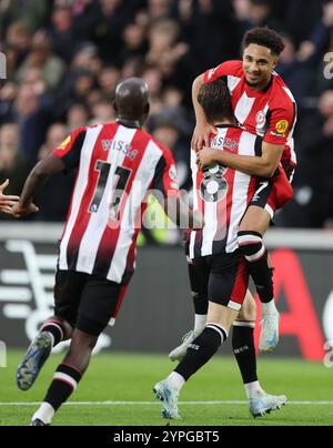 Kevin Schade di Brentford celebra il secondo gol della squadra durante la partita di Premier League al Gtech Community Stadium di Brentford. Data foto: Sabato 30 novembre 2024. Foto Stock