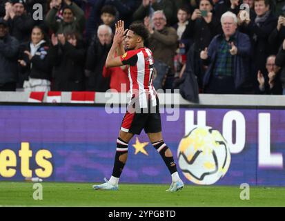 Kevin Schade di Brentford celebra il secondo gol della squadra durante la partita di Premier League al Gtech Community Stadium di Brentford. Data foto: Sabato 30 novembre 2024. Foto Stock