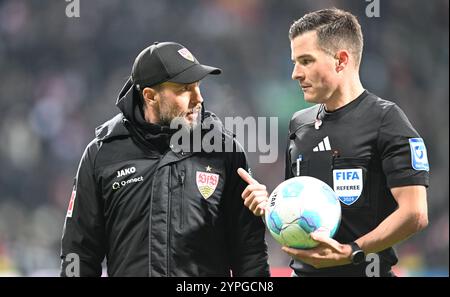 Brema, Germania. 30 novembre 2024. Calcio: Bundesliga, Werder Brema - VfB Stuttgart, Matchday 12, Weser Stadium. Coach Sebastian Hoeneß (l) in conversazione con l'arbitro HARM Osmers. Credito: Carmen Jaspersen/dpa - NOTA IMPORTANTE: In conformità con le normative della DFL German Football League e della DFB German Football Association, è vietato utilizzare o far utilizzare fotografie scattate nello stadio e/o della partita sotto forma di immagini sequenziali e/o serie di foto video./dpa/Alamy Live News Foto Stock