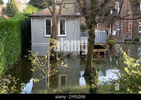 Bisham, Berkshire, Regno Unito. 30 novembre 2024. L'acqua ingloba un giardino vicino al Tamigi a Bisham, Berkshire. Un avviso di alluvione per le proprietà più vicine al fiume Tamigi dalla Chiesa di Ognissanti, Bisham a Little Marlow è in atto. Si prevede un'inondazione della proprietà. I livelli dei fiumi si stanno innalzando sul Tamigi a seguito di forti piogge all'inizio della settimana. Pertanto, si prevede oggi un'inondazione di proprietà e strade, 30/11/24, soprattutto nelle aree vicine al fiume Tamigi da Bisham a Little Marlow. Crediti: Maureen McLean/Alamy Live News Foto Stock