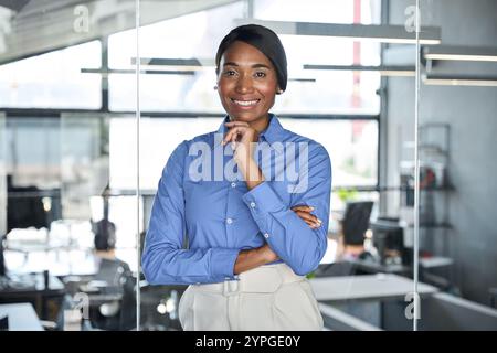 Fiduciosa felice giovane donna d'affari afroamericana leader in carica, ritratto. Foto Stock