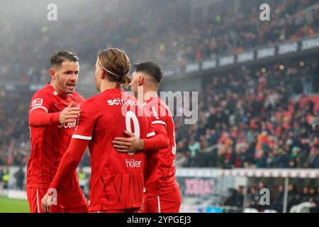 Friburgo, Germania. 30 novembre 2024. Die Freiburger Spieler mit Christian Günter (SC Freiburg) und Vincenzo Grifo (SC Freiburg) bejubeln das 1:0 durch Lucas Höler (SC Freiburg) beim Spiel der 1. FBL: 24-25: 1. FBL: 24-25: 12. Sptg. SC Freiburg - VfL Borussia Mönchengladbach LE NORMATIVE DFL VIETANO QUALSIASI USO DI FOTOGRAFIE COME SEQUENZE DI IMMAGINI E/O QUASI-VIDEONann credito: dpa/Alamy Live News Foto Stock