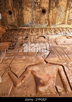 Bassorilievo e geroglifici nel tempio mortuario di Ramses III, Medinet Habu, Egitto Foto Stock