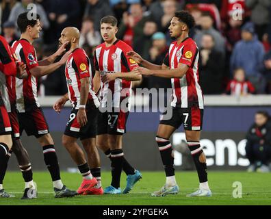 Kevin Schade di Brentford celebra il terzo gol della squadra durante la partita di Premier League al Gtech Community Stadium di Brentford. Data foto: Sabato 30 novembre 2024. Foto Stock