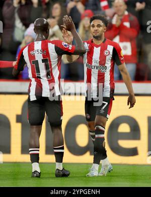 Kevin Schade di Brentford celebra il terzo gol della squadra durante la partita di Premier League al Gtech Community Stadium di Brentford. Data foto: Sabato 30 novembre 2024. Foto Stock