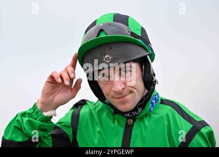 Newbury, Regno Unito. 30 novembre 2024. Gavin Sheehan saluta la folla dopo aver vinto il Coral Racing Club Intermediate handicap hurdle Race 2,25 su Navajo Indy all'ippodromo di Newbury, Newbury Picture di Paul Blake/Alamy Sports News Foto Stock