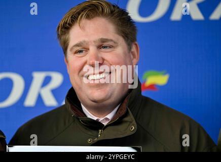 Newbury, Regno Unito. 30 novembre 2024.il Trainer Dan Skelton si aggiudica il suo premio dopo aver vinto la Play Coral Racing Super-Series 12,07 per la Free Mares' Novices' Hurdle Race all'ippodromo di Newbury con Listentoyourheart all'ippodromo di Newbury, Newbury Picture di Paul Blake/Alamy Sports News Foto Stock