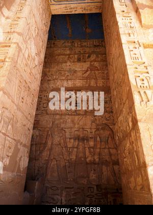 Colonne egiziane e geroglifici nel Tempio mortuario di Ramses III, Medinet Habu, Egitto Foto Stock