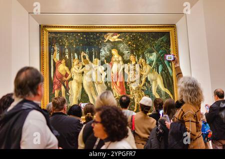 Firenze, Italia; 16 novembre 2024: Visitatori che guardano il famoso dipinto Primavera di Sandro Botticelli (1482) nella Galleria degli Ufizzi Foto Stock