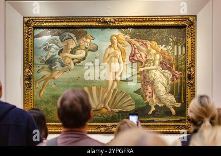 Firenze, Italia: 16 novembre 2024: Visitatori di fronte alla nascita di Venere, dipinto di Sandro Botticelli nella Galleria degli Uffizi. Foto Stock