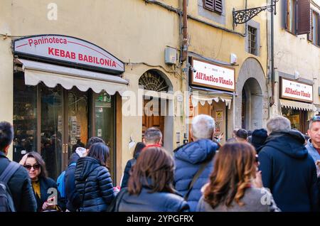 Firenze, Italia; 16 novembre 2024: I clienti fanno la fila fuori da tutti i panini dell'Antico Vinaio in via dei Neri Foto Stock