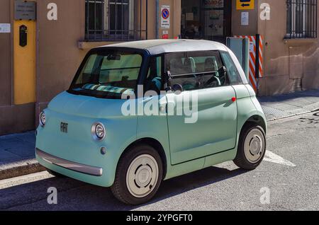 Firenze, Italia; 16 novembre 2024: Il quadriciclo completamente elettrico Fiat Topolino parcheggiato in una strada della città Foto Stock