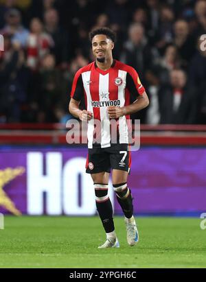 Kevin Schade di Brentford celebra il quarto gol della squadra durante la partita di Premier League al Gtech Community Stadium di Brentford. Data foto: Sabato 30 novembre 2024. Foto Stock