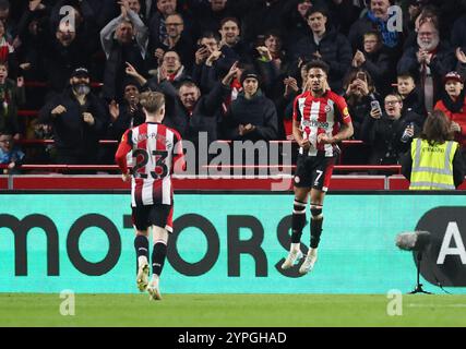 Kevin Schade di Brentford celebra il quarto gol della squadra durante la partita di Premier League al Gtech Community Stadium di Brentford. Data foto: Sabato 30 novembre 2024. Foto Stock