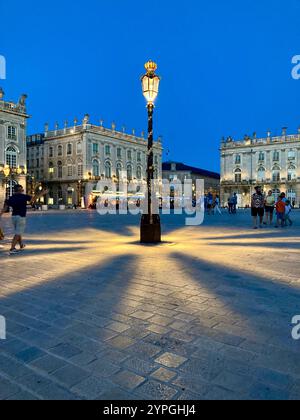 Un semaforo in Place Stanislas a Nancy in estate durante un evento di illuminazione, in Francia Foto Stock