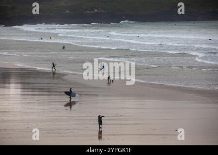 Newquay, Cornovaglia, 30th Nevember 2024, Fistral Beach a Newquay, Cornovaglia era deserta oggi in un giorno coperto e grigio. La spiaggia è famosa perché le persone viaggiano da tutto il paese per cavalcare le famose onde con ottime condizioni per il surf. Crediti: Keith Larby/Alamy Live News Foto Stock