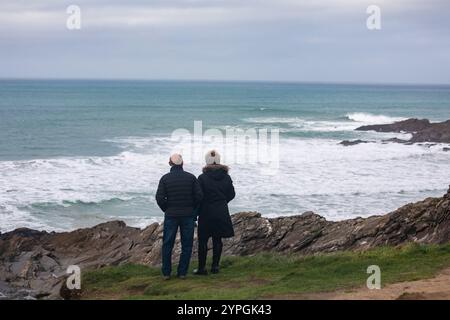 Newquay, Cornovaglia, 30th Nevember 2024, Fistral Beach a Newquay, Cornovaglia era deserta oggi in un giorno coperto e grigio. La spiaggia è famosa perché le persone viaggiano da tutto il paese per cavalcare le famose onde con ottime condizioni per il surf. Crediti: Keith Larby/Alamy Live News Foto Stock