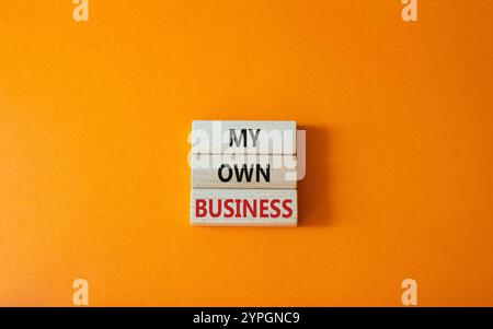 Il simbolo della mia azienda. Parole concettuali My Own Business on Wooden blocks. Bellissimo sfondo arancione. Business e My Own Business Concept. Copia spazio. Foto Stock