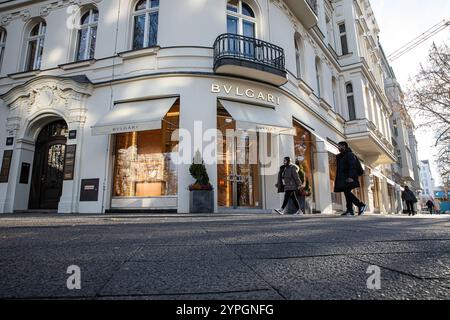 Berlino, Germania. 30 novembre 2024. Le sfide economiche della Germania si sono aggravate sabato 30 novembre 2024, mentre la nazione si è confrontata con licenziamenti, calo della fiducia dei consumatori e timori di una recessione prolungata. Il motore un tempo affidabile dell'economia europea sta affrontando il suo secondo anno consecutivo di contrazione, sottolineando un drammatico cambiamento nelle prospettive finanziarie della nazione. Le grandi aziende hanno annunciato licenziamenti nel 2024, con la perdita di posti di lavoro in settori critici. Questi sviluppi avvengono quando la Germania combatte l'aumento dei costi energetici, indebolisce la domanda di esportazione e diminuisce la produzione industriale. Uomo Foto Stock