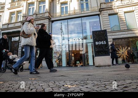 Berlino, Germania. 30 novembre 2024. Le sfide economiche della Germania si sono aggravate sabato 30 novembre 2024, mentre la nazione si è confrontata con licenziamenti, calo della fiducia dei consumatori e timori di una recessione prolungata. Il motore un tempo affidabile dell'economia europea sta affrontando il suo secondo anno consecutivo di contrazione, sottolineando un drammatico cambiamento nelle prospettive finanziarie della nazione. Le grandi aziende hanno annunciato licenziamenti nel 2024, con la perdita di posti di lavoro in settori critici. Questi sviluppi avvengono quando la Germania combatte l'aumento dei costi energetici, indebolisce la domanda di esportazione e diminuisce la produzione industriale. Uomo Foto Stock