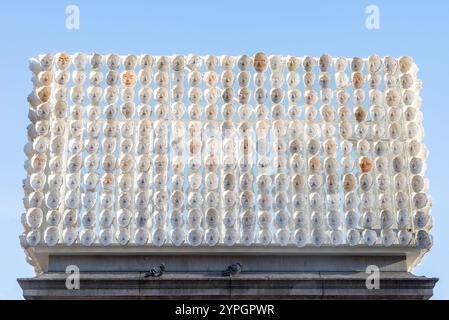 850 Improntas (850 marchi), forma d'arte sul quarto zoccolo di Trafalgar Square, Londra, Regno Unito. Calchi dei volti di 850 persone trans provenienti da tutto il mondo Foto Stock