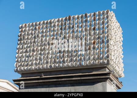 850 Improntas (850 marchi), forma d'arte sul quarto zoccolo di Trafalgar Square, Londra, Regno Unito. Calchi dei volti di 850 persone trans provenienti da tutto il mondo Foto Stock