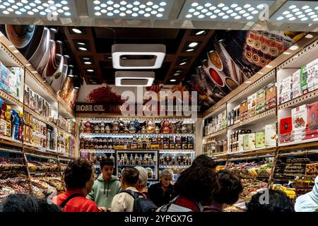 Istanbul, TR - 23 ottobre 2024 Un vivace negozio di spezie nel Grand Bazaar espone una vasta gamma di prodotti, tra cui zafferano, miele e delizie turche, AS S. Foto Stock