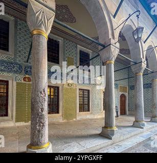 Istanbul, TR - 23 ottobre 2024 il cortile degli eunuchi nel complesso Harem al Palazzo Topkapi è uno spazio tranquillo e appartato, con un'architettura intricata Foto Stock