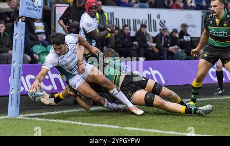 Santi Carreras del Gloucester Rugby va oltre per una meta, ma viene disonorato durante il Gallagher Premiership Rugby match tra Northampton Saints e Gloucester Rugby al cinch Stadium il 30 novembre 2024 a Londra, Inghilterra. Foto Stock