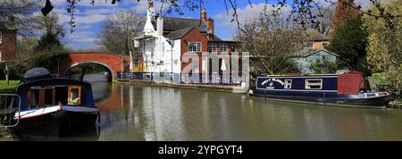 Barche a remi vicino al Navigation Inn, al villaggio di Barrow upon Soar, al fiume Soar, nel Leicestershire, in Inghilterra Foto Stock