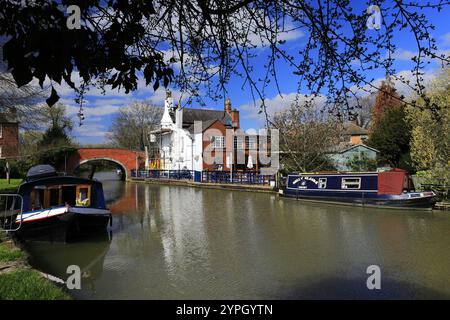 Barche a remi vicino al Navigation Inn, al villaggio di Barrow upon Soar, al fiume Soar, nel Leicestershire, in Inghilterra Foto Stock