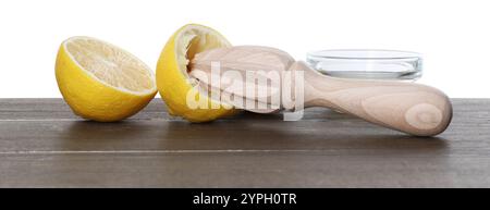 Centrifuga e limoni freschi su un tavolo di legno su sfondo bianco Foto Stock