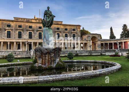 Statua di Sir Frederick Adam di fronte al Palazzo di San Michele e San Giorgio nella città di Corfù, Grecia Foto Stock