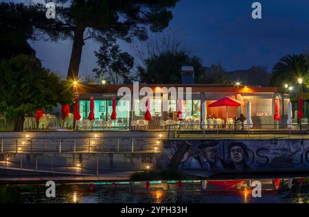 Gli ultimi clienti in un caffè sul fiume, in prima serata Foto Stock